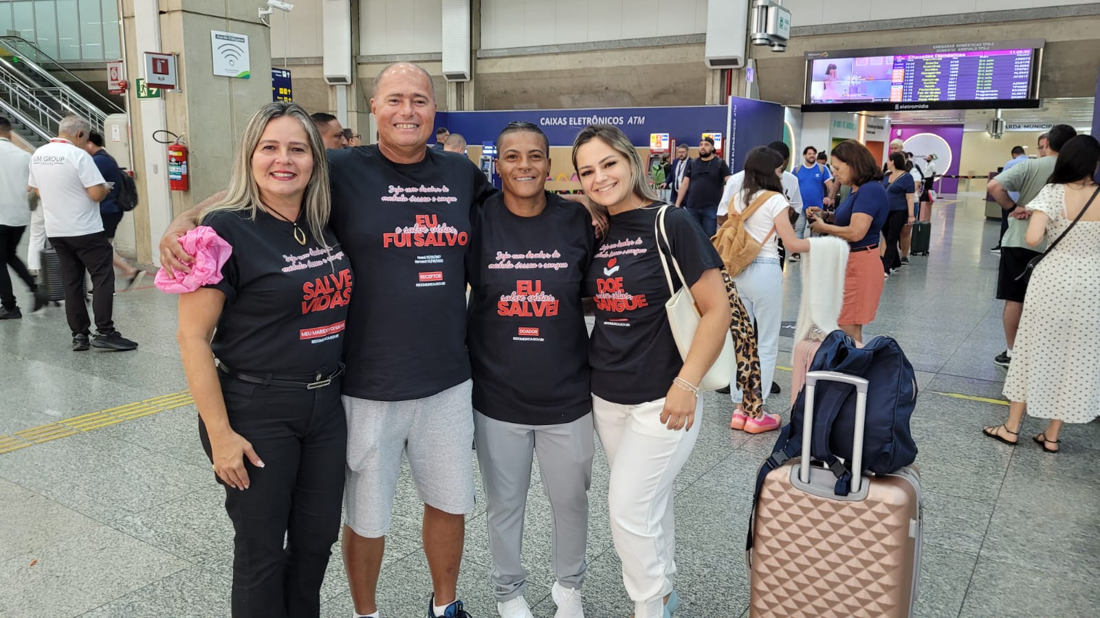 imagem da notícia: Em momento emocionante, doadora de medula óssea e receptor se conhecem no aeroporto